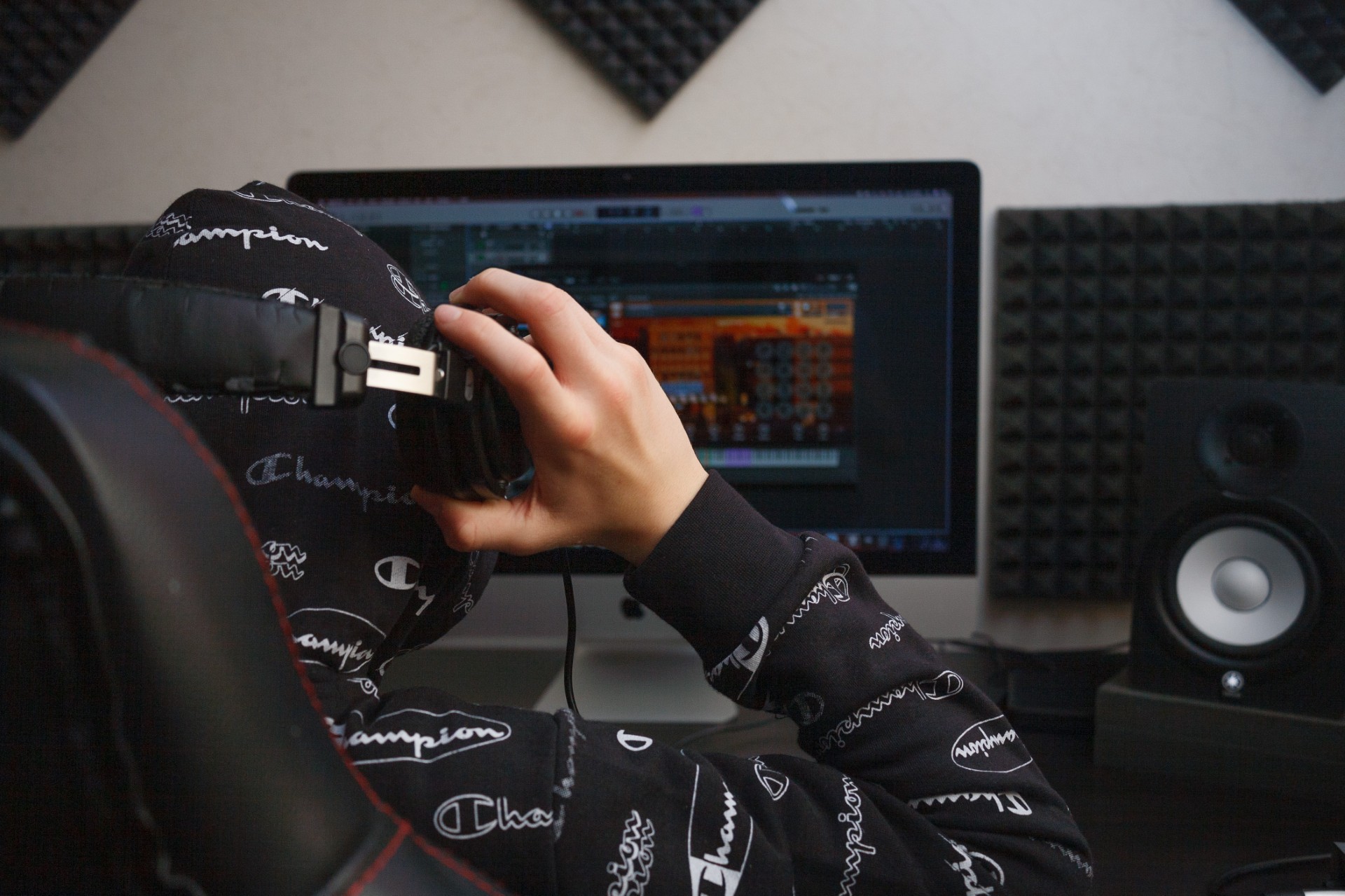 Product Designer UI/UX + Visual & 3D Branding